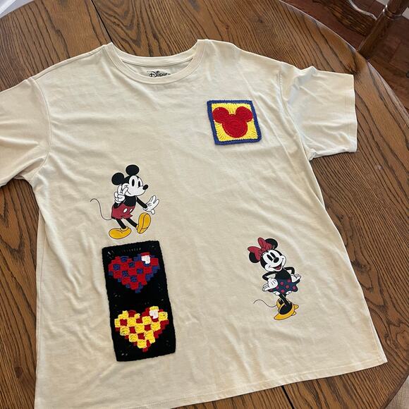 Mickey Mouse Juniors' Minnie Mouse Graphic Tee with Crochet Patch XL - Picture 3 of 7